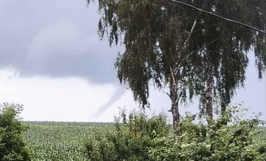 Под Минском заметили сразу два возможных торнадо