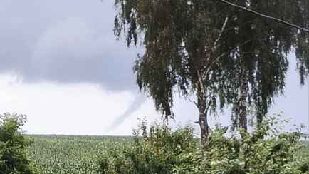 Под Минском заметили сразу два возможных торнадо