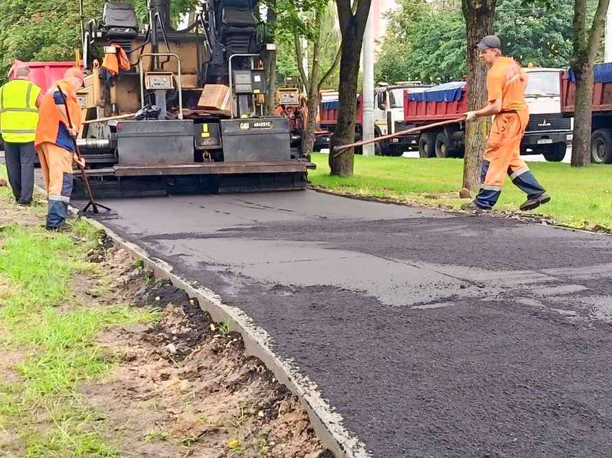 В ЖКХ отчитались о ремонте 0,36 км2 асфальта в дворах по всему Минску