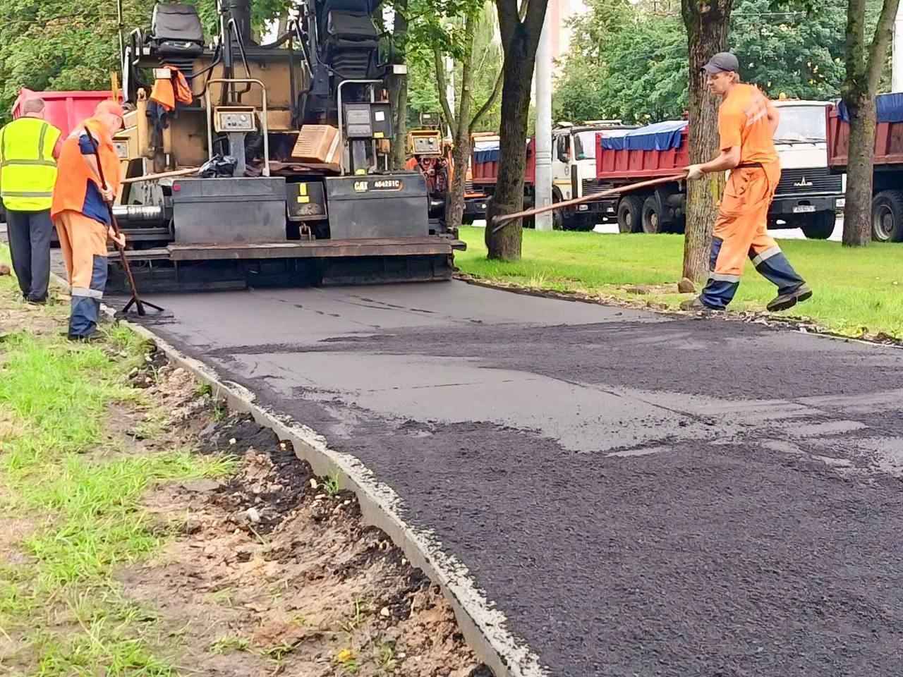В ЖКХ отчитались о ремонте 0,36 км2 асфальта в дворах по всему Минску