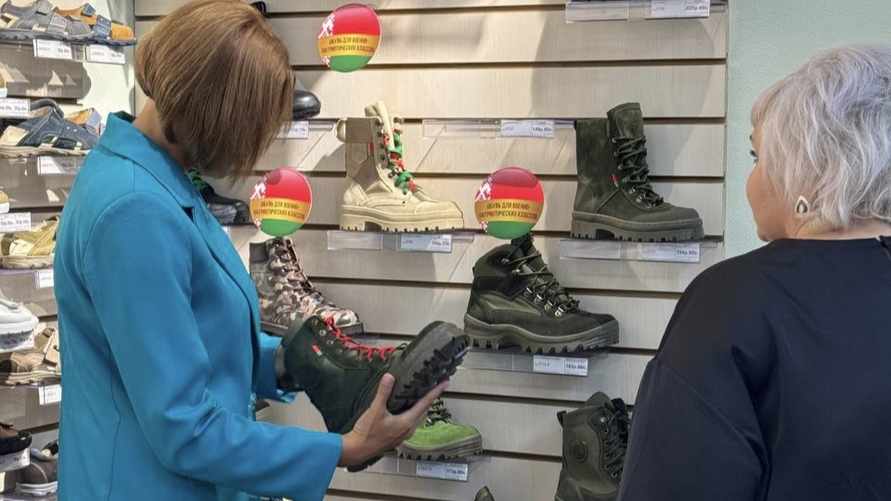 Беллегпром показал обувь "для настоящих патриотов" Беларуси