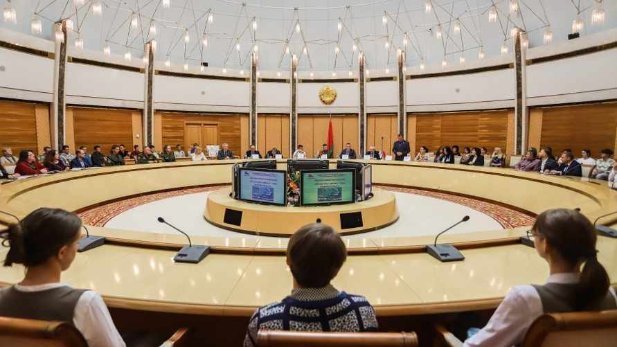 В АП пообещали разработать индикаторы для оценки идеологов в Беларуси