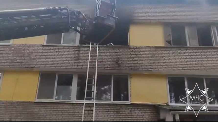 Под Молодечно загорелся спальный корпус детского лагеря. Три человека пострадало