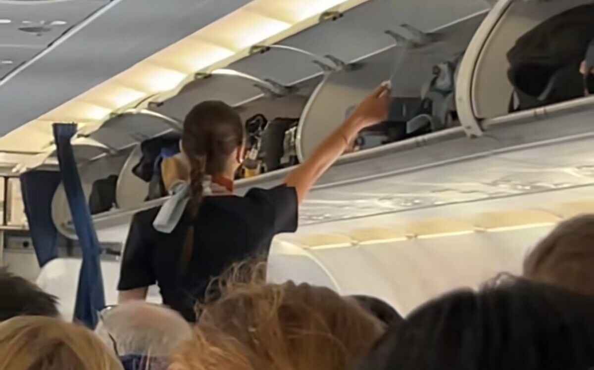"Чтобы пассажиры сразу заснули" — Видео действий бортпроводницы в самолёте вызвало вопросы. Что это было на самом деле?
