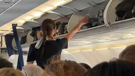 «Чтобы пассажиры сразу заснули» — Видео действий бортпроводницы в самолёте вызвало вопросы. Что это было на самом деле?
