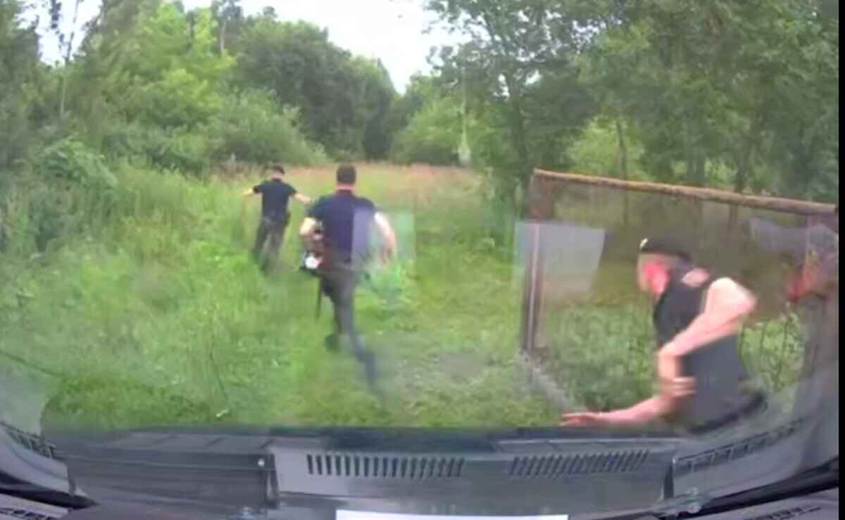 Пешком и на машине. Под Смолевичами ОМОН устроил погоню за мотоциклистом