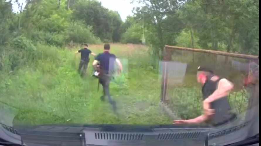 Пешком и на машине. Под Смолевичами ОМОН устроил погоню за мотоциклистом