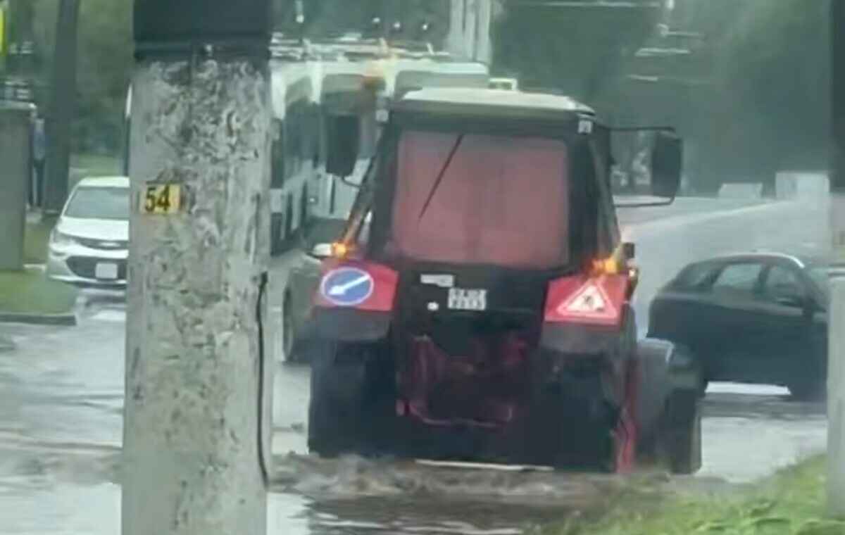 В Минске снова заметили тракторы, гоняющие воду по улицам после ливня. Это зачем?