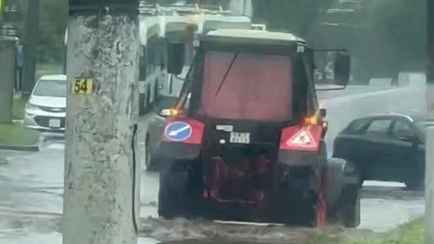 В Минске снова заметили тракторы, гоняющие воду по улицам после ливня. Это зачем?