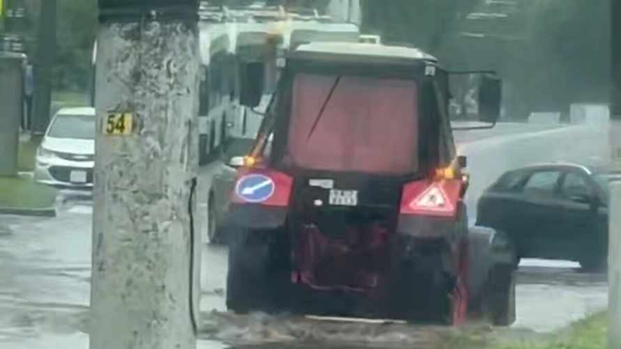 В Минске снова заметили тракторы, гоняющие воду по улицам после ливня. Это зачем?