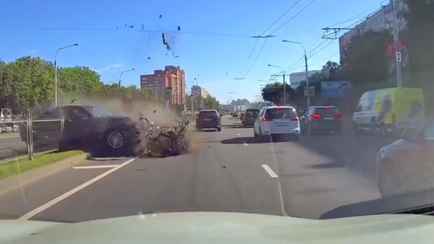 Как в боевиках. Появилось видео перевернувшегося в Минске Mercedes. Белорусы «нашли» виновных