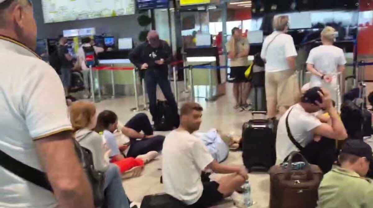 «Люди спят на полу» — Хаос в аэропортах России ударил и по Минску. Какие рейсы отменили?