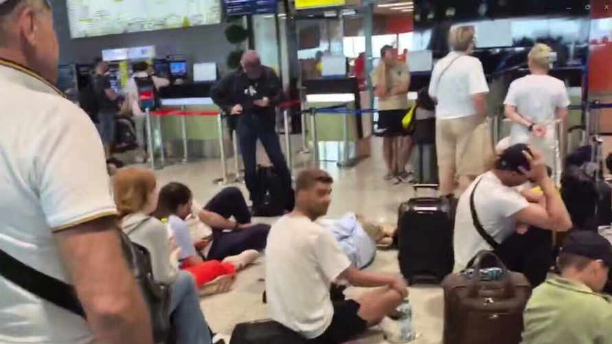 «Люди спят на полу» — Хаос в аэропортах России ударил и по Минску. Какие рейсы отменили?