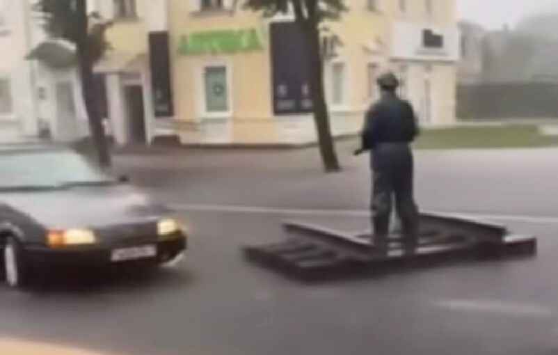 В Барановичах памятник уплыл по затопленной после ливня улице