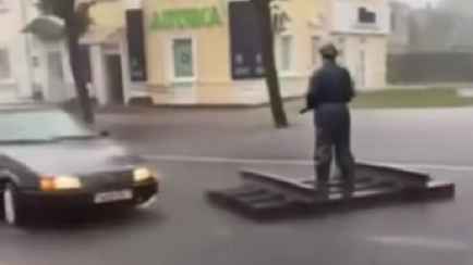 В Барановичах памятник уплыл по затопленной после ливня улице