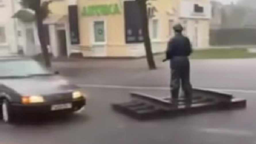 В Барановичах памятник уплыл по затопленной после ливня улице