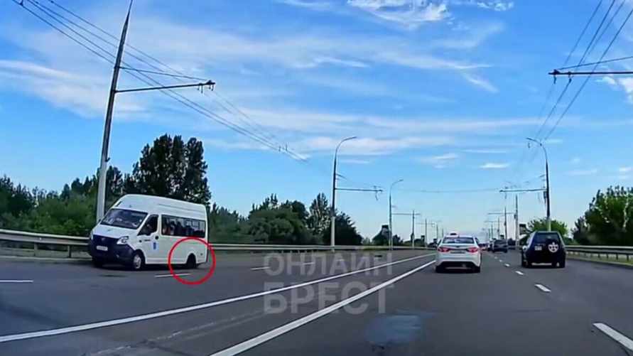 В Бресте у маршрутки на ходу отвалились колёса. Момент попал на видео