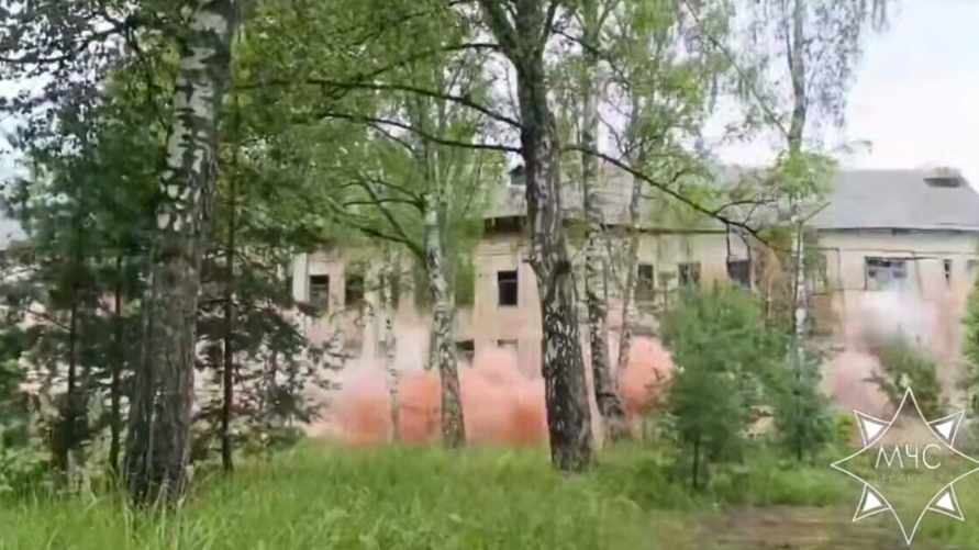 В Новополоцке МЧС взрывом снёс довоенную казарму