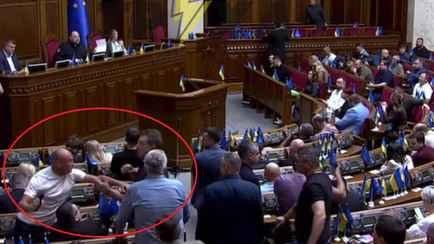 «Вам не надоело есть фекалии?» — Депутаты ВР Украины подрались в прямом эфире