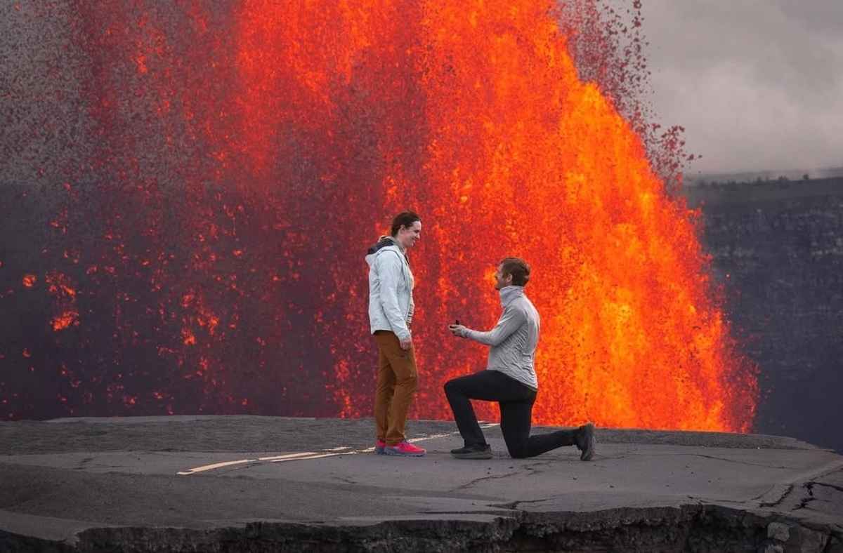 Парень сделал предложение своей девушке перед извергающимся вулканом