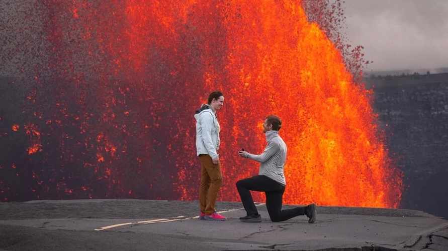 Парень сделал предложение своей девушке перед извергающимся вулканом