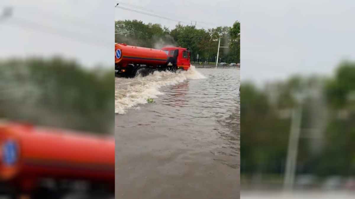 "Зачем вы это делаете?" - Минчанин пожаловался на действия коммунальщиков во время потопа. Что посоветовали зрители?