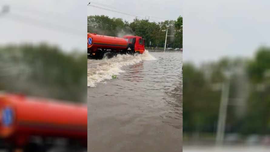 "Зачем вы это делаете?" - Минчанин пожаловался на действия коммунальщиков во время потопа. Что посоветовали зрители?