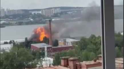 В российском Ижевске дроны атаковали предприятие — момент удара попал на видео