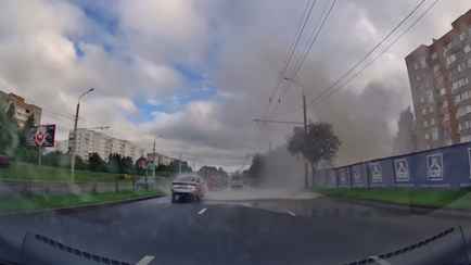 «Походу горячая» — В Минске у оживлённого проспекта внезапно забил «фонтан»