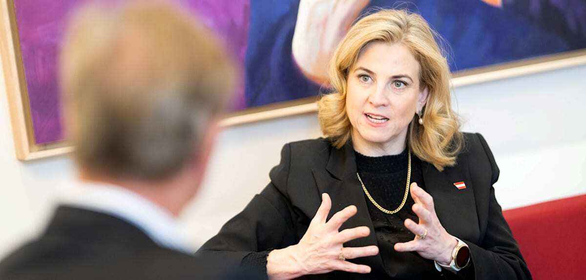 На фото - глава МИД Австрии Беате Майнл-Райзингер