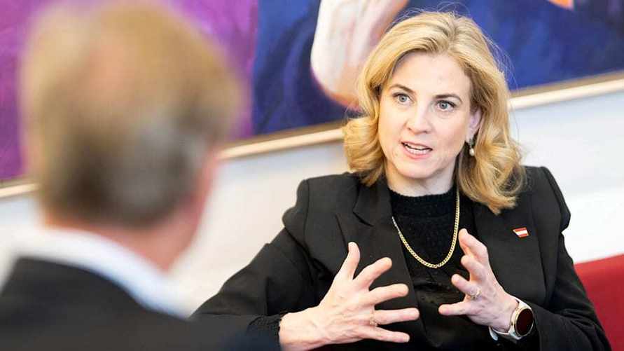 На фото - глава МИД Австрии Беате Майнл-Райзингер