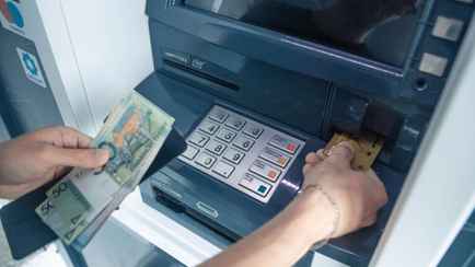 Белорусские банки предупредил о многочасовых техработах в выходные. Кому запасаться наличными?