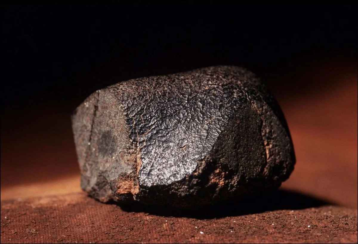 На аукцион выставили 25-килограммовый камень с Марса. За что попросили 4 млн долларов?