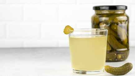 Американцы сошли с ума по коктейлю с рассолом. Как приготовить и сколько можно выпить?