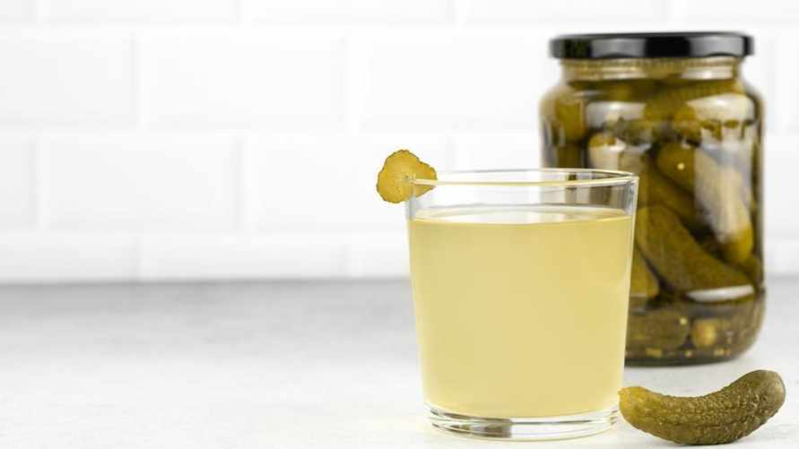 Американцы сошли с ума по коктейлю с рассолом. Как приготовить и сколько можно выпить?