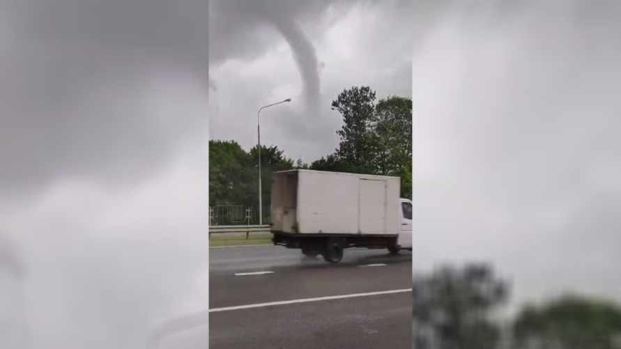Смерч попал на видео под Минском