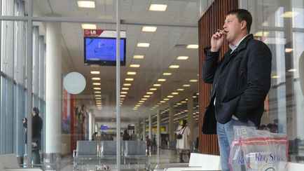 Популярный у белорусов аэропорт ввёл нешуточную плату за посещение курилки