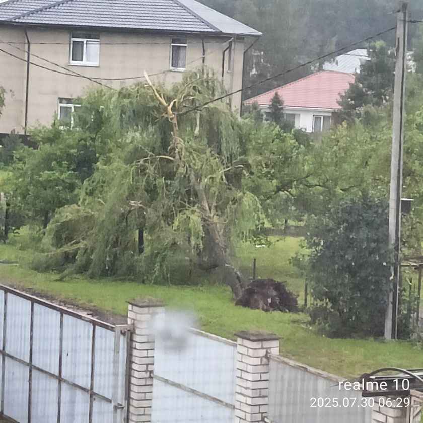 Перевернутые авто, сорванные крыши и выбитые окна. Под Минском созвали комиссию по ЧС из-за последствий суперячейки