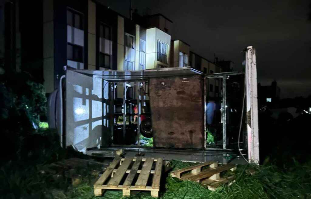 Перевернутые авто, сорванные крыши и выбитые окна. Под Минском созвали комиссию по ЧС из-за последствий суперячейки