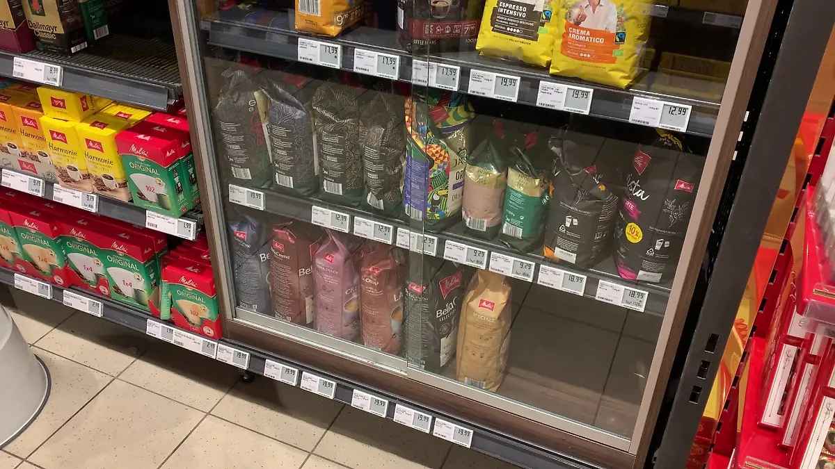 В Германии супермаркеты стали прятать кофе от покупателей