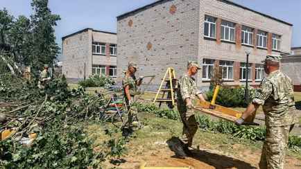 Кубраков отправил на расчистку бурелома ГАИ, внутренние войска и не только