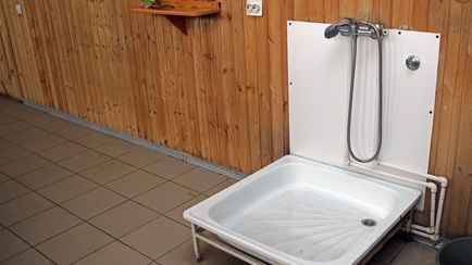 В Минтруда предупредили об обязательных ваннах для ног на работе. Кому из белорусов положены?