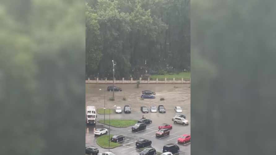 "Красава" - Минчанин показал, что делать если машина попала по окна в воду во время потопа