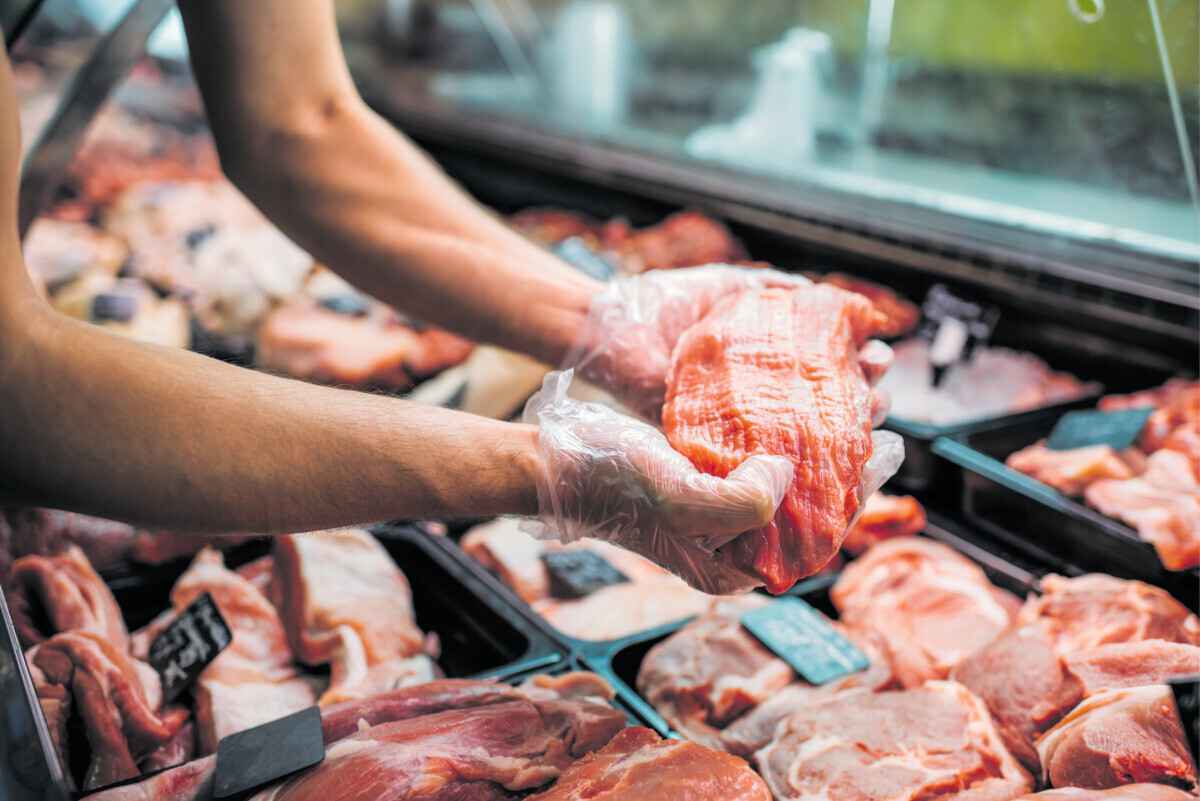 Мясник призвал не покупать мясо такого цвета. Как выбрать не жесткое и сочное?