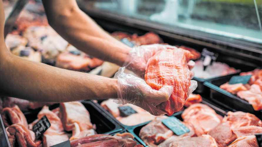 Мясник призвал не покупать мясо такого цвета. Как выбрать не жесткое и сочное?