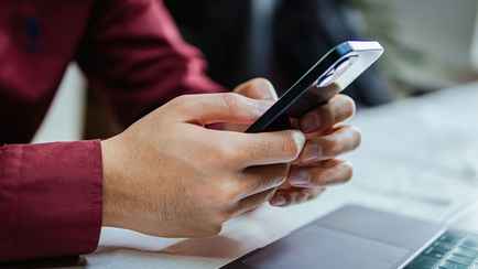 Один из белорусских банков потребовал от клиентов сменить номер телефона в договоре