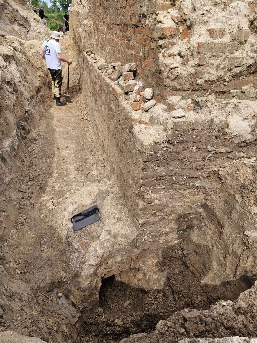 На раскопках Заславского замка археологи нашли таинственный подземный ход