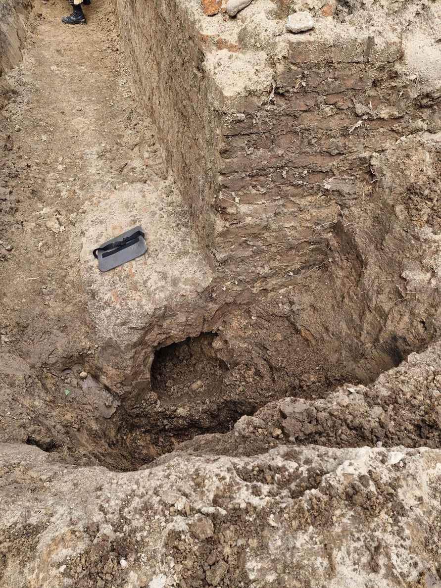 На раскопках Заславского замка археологи нашли таинственный подземный ход