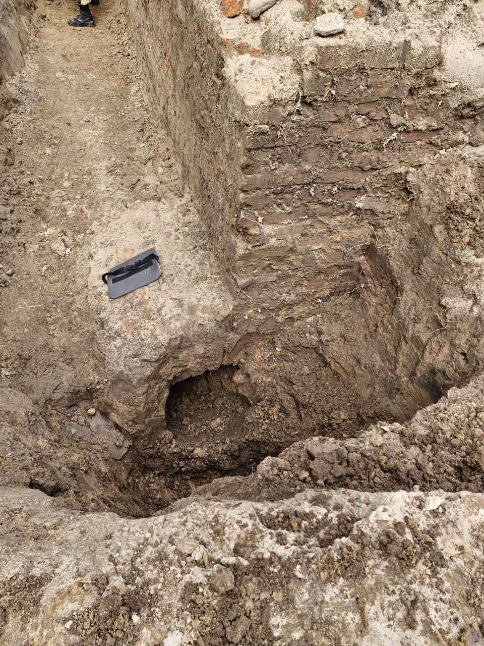 На раскопках Заславского замка археологи нашли таинственный подземный ход