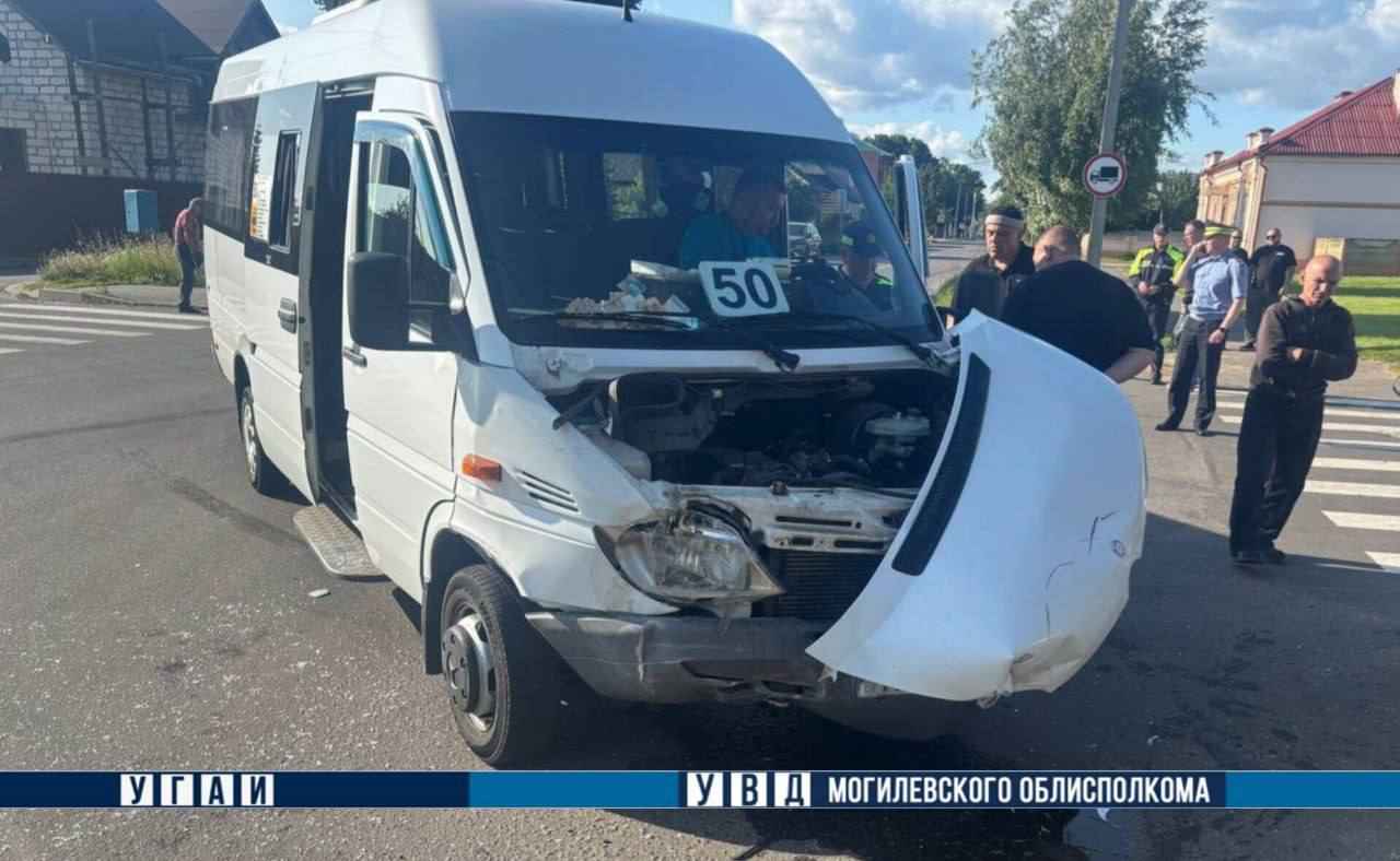 В Бобруйске легковушка врезалась в маршрутку - 4 пострадавших